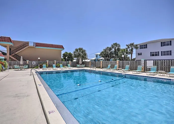Walk To Crescent Beach: Condo W/ Pool Access